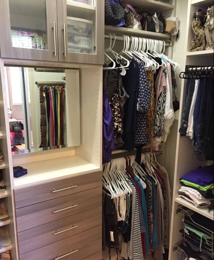Mirrored dressing nook